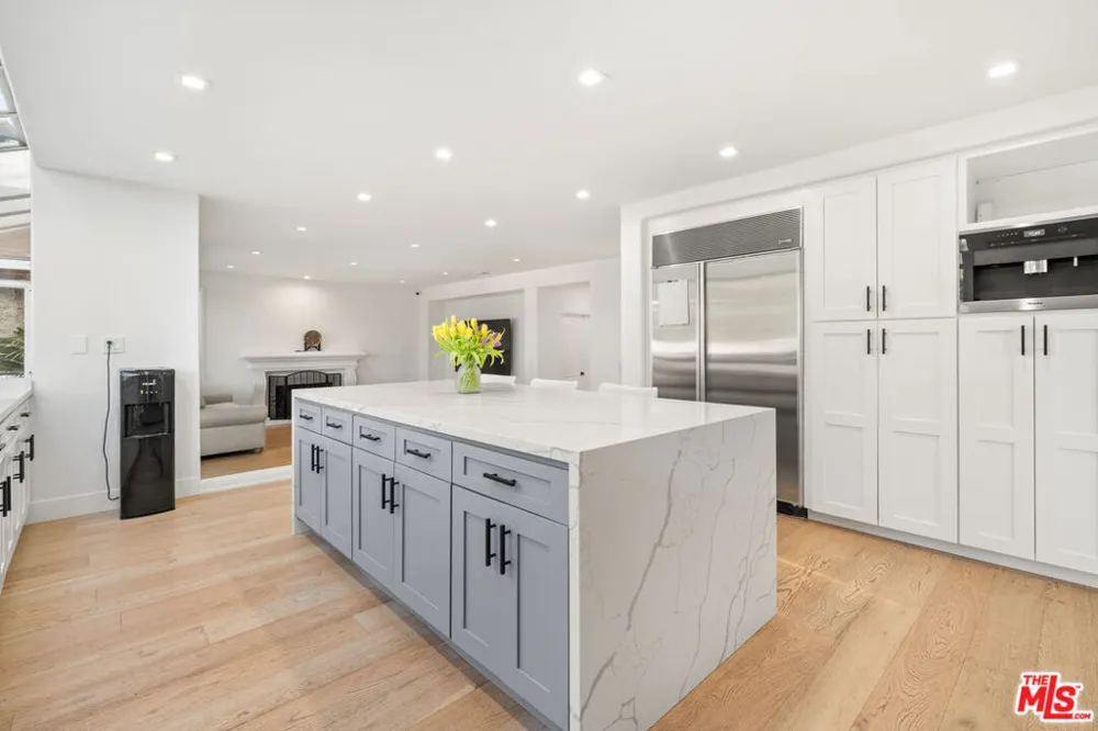 22137 Cairnloch Street Calabasas, CA 91302