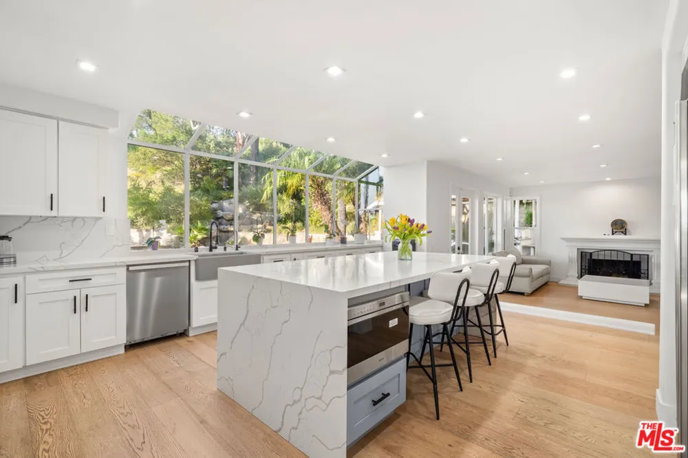 22137 Cairnloch Street Calabasas, CA 91302