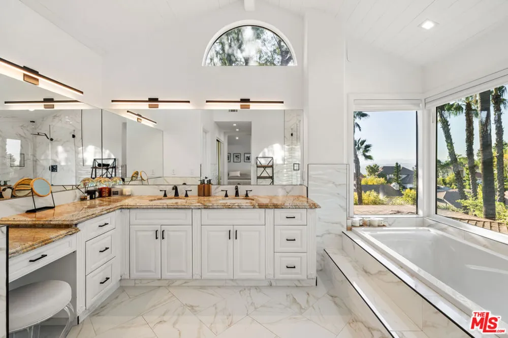 22137 Cairnloch Street Calabasas, CA 91302