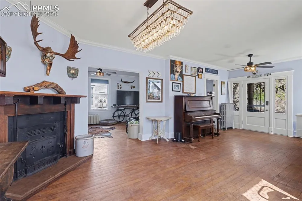 819 Duclo Avenue Manitou Springs, CO 80829
