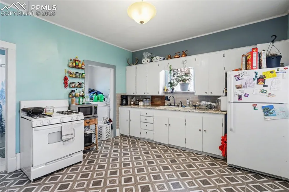 819 Duclo Avenue Manitou Springs, CO 80829