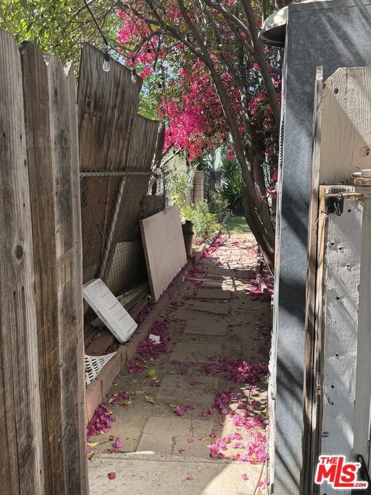 6250 Halbrent Avenue Van Nuys, CA 91411
