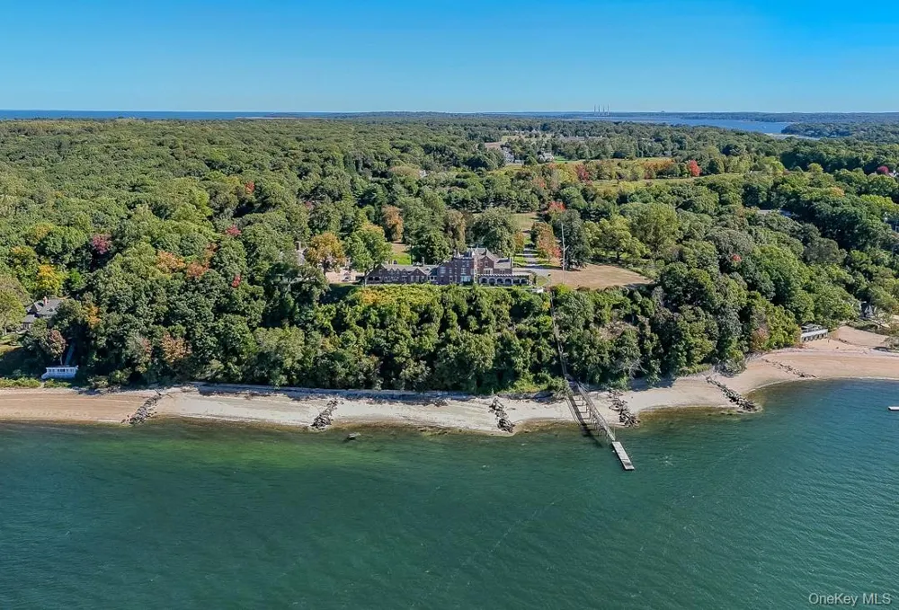 31 Fort Hill Drive Lloyd Neck, NY 11743