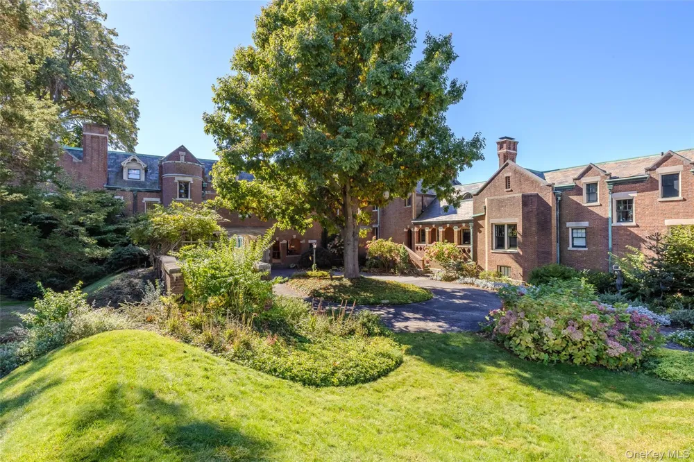 31 Fort Hill Drive Lloyd Neck, NY 11743