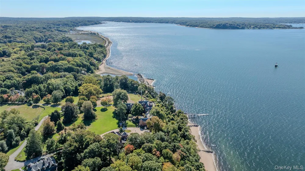 31 Fort Hill Drive Lloyd Neck, NY 11743