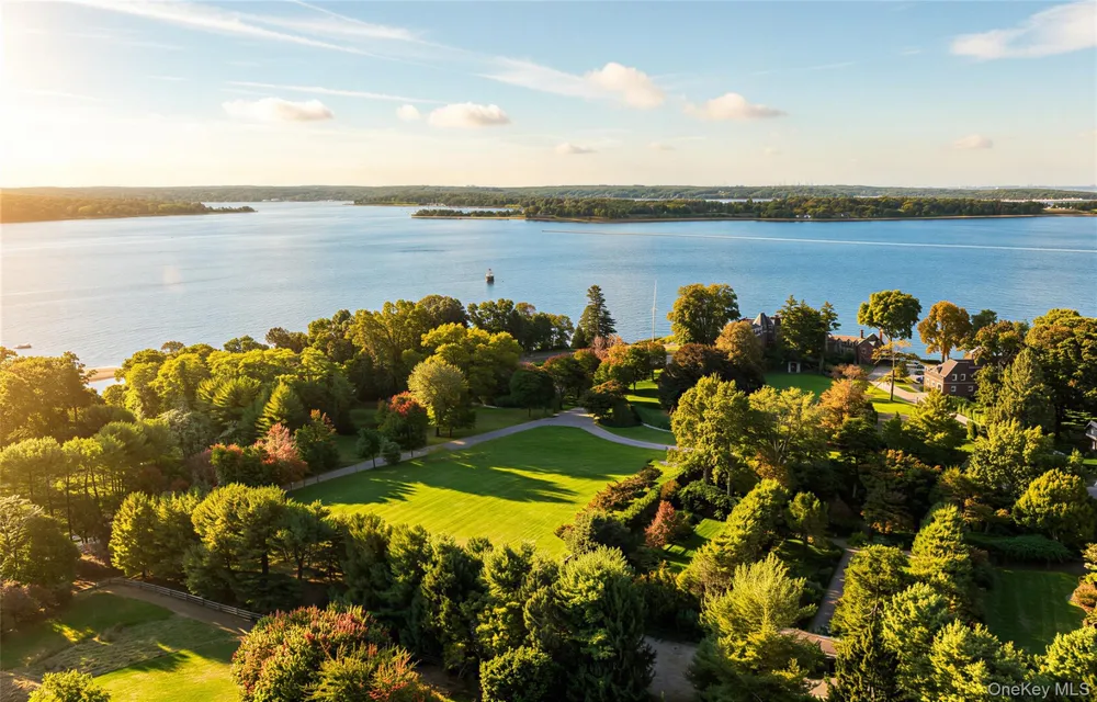 31 Fort Hill Drive Lloyd Neck, NY 11743
