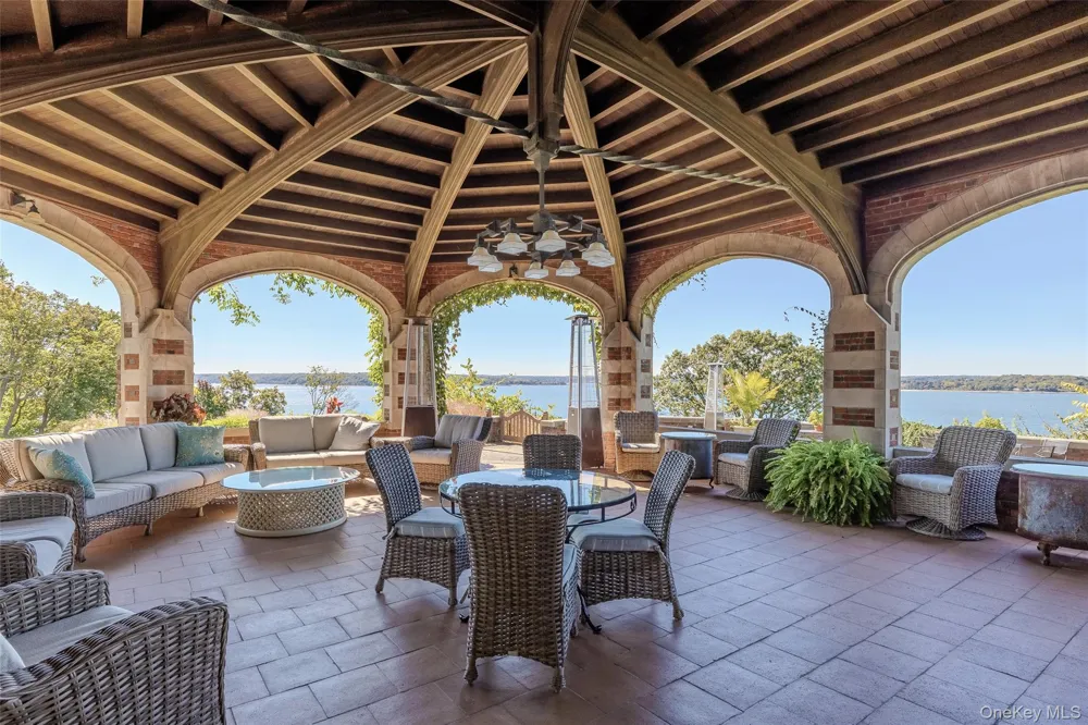 31 Fort Hill Drive Lloyd Neck, NY 11743