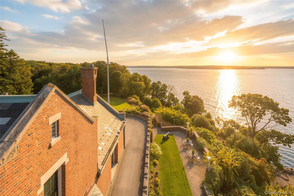 31 Fort Hill Drive Lloyd Neck, NY 11743
