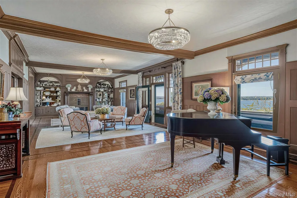 31 Fort Hill Drive Lloyd Neck, NY 11743