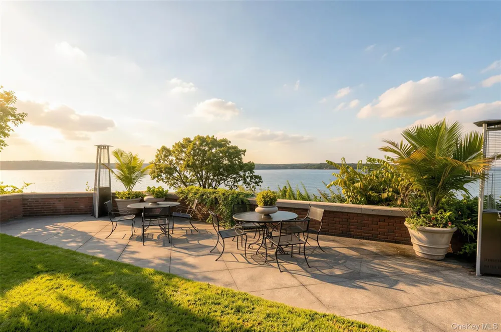 31 Fort Hill Drive Lloyd Neck, NY 11743