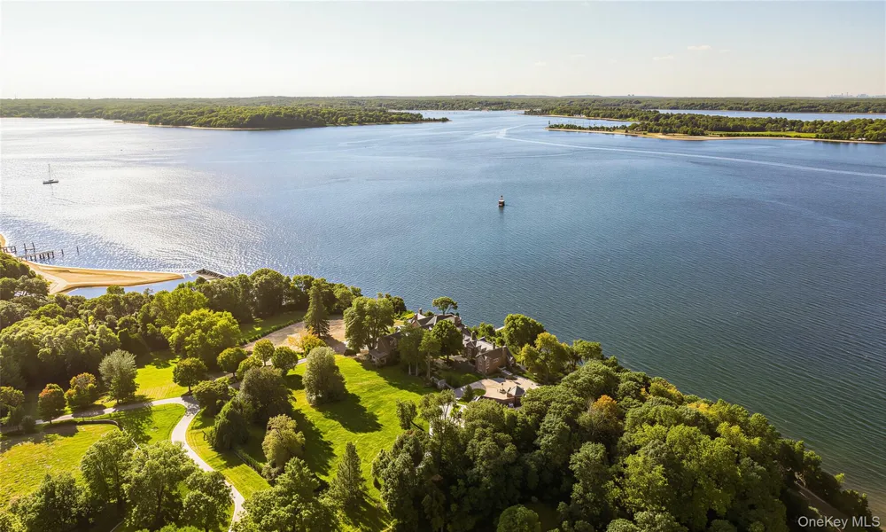 31 Fort Hill Drive Lloyd Neck, NY 11743