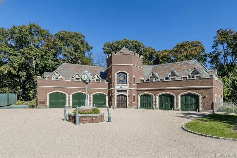 31 Fort Hill Drive Lloyd Neck, NY 11743