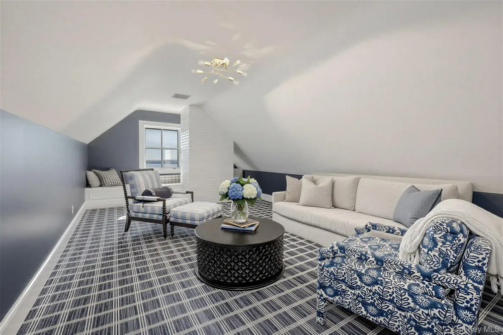 31 Fort Hill Drive Lloyd Neck, NY 11743