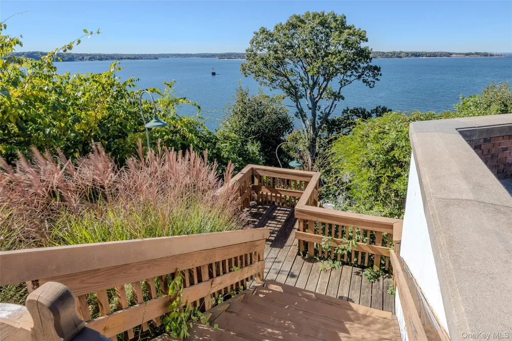 31 Fort Hill Drive Lloyd Neck, NY 11743