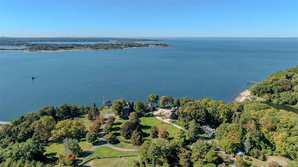 31 Fort Hill Drive Lloyd Neck, NY 11743