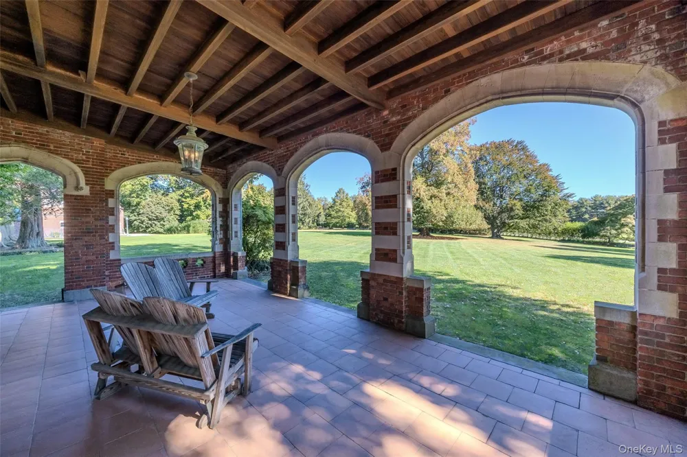 31 Fort Hill Drive Lloyd Neck, NY 11743