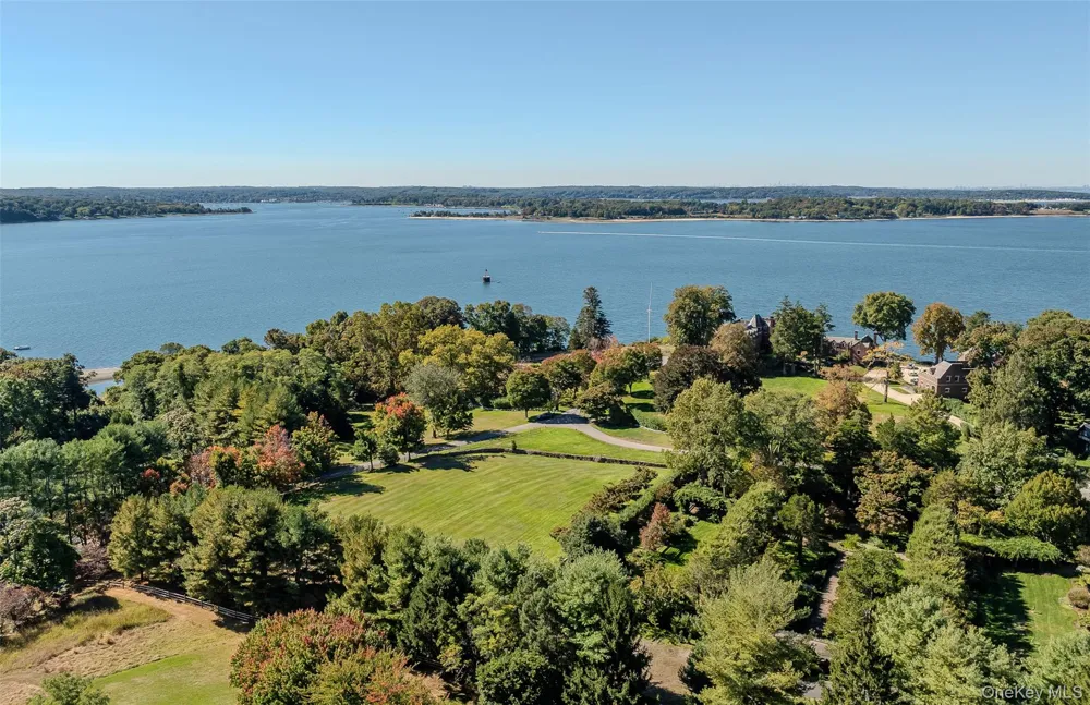 31 Fort Hill Drive Lloyd Neck, NY 11743
