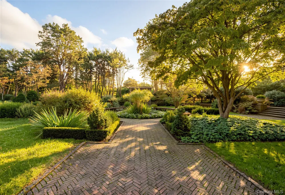 31 Fort Hill Drive Lloyd Neck, NY 11743