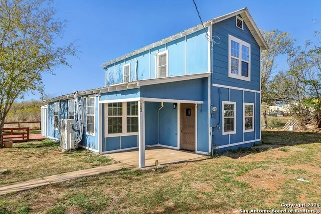132 RENFRO DR Devine, TX 78016