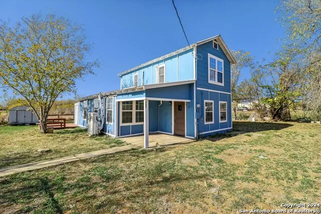 132 RENFRO DR Devine, TX 78016