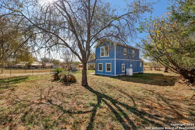 132 RENFRO DR Devine, TX 78016