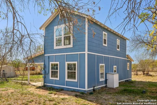 132 RENFRO DR Devine, TX 78016