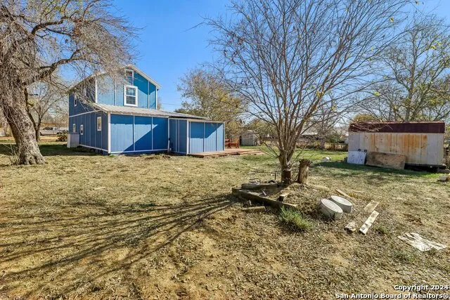 132 RENFRO DR Devine, TX 78016