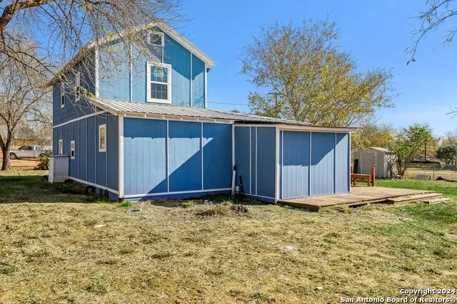 132 RENFRO DR Devine, TX 78016