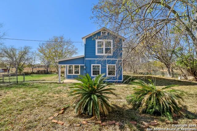 132 RENFRO DR Devine, TX 78016