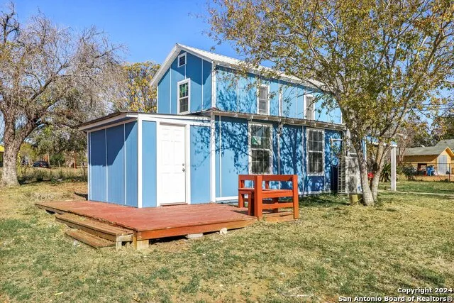132 RENFRO DR Devine, TX 78016