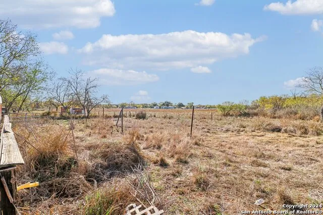 132 RENFRO DR Devine, TX 78016