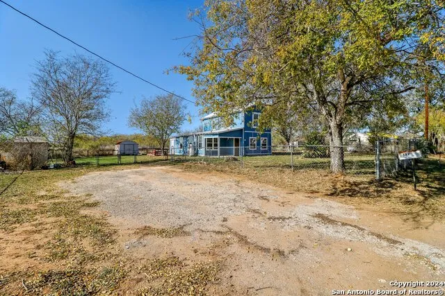 132 RENFRO DR Devine, TX 78016