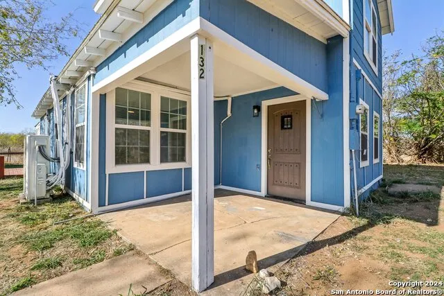 132 RENFRO DR Devine, TX 78016