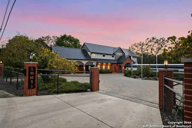 20053 Scenic Loop Rd Helotes, TX 78023