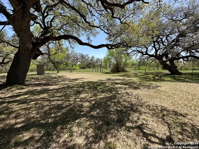 5515 Fm 462 Moore, TX 78057