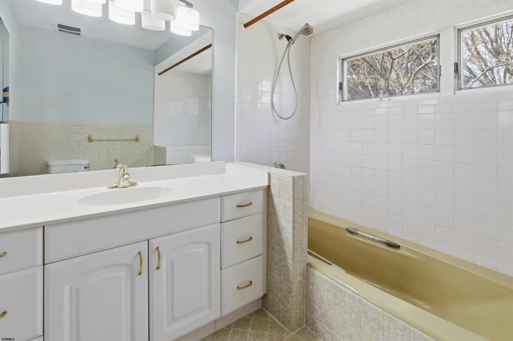 16 Greate Bay Dr Somers Point, NJ 08244