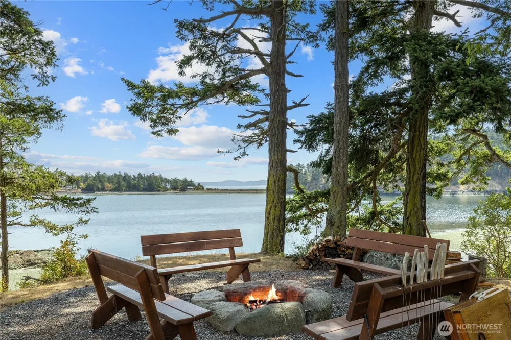 205 Makah Street Center Island, WA 98221