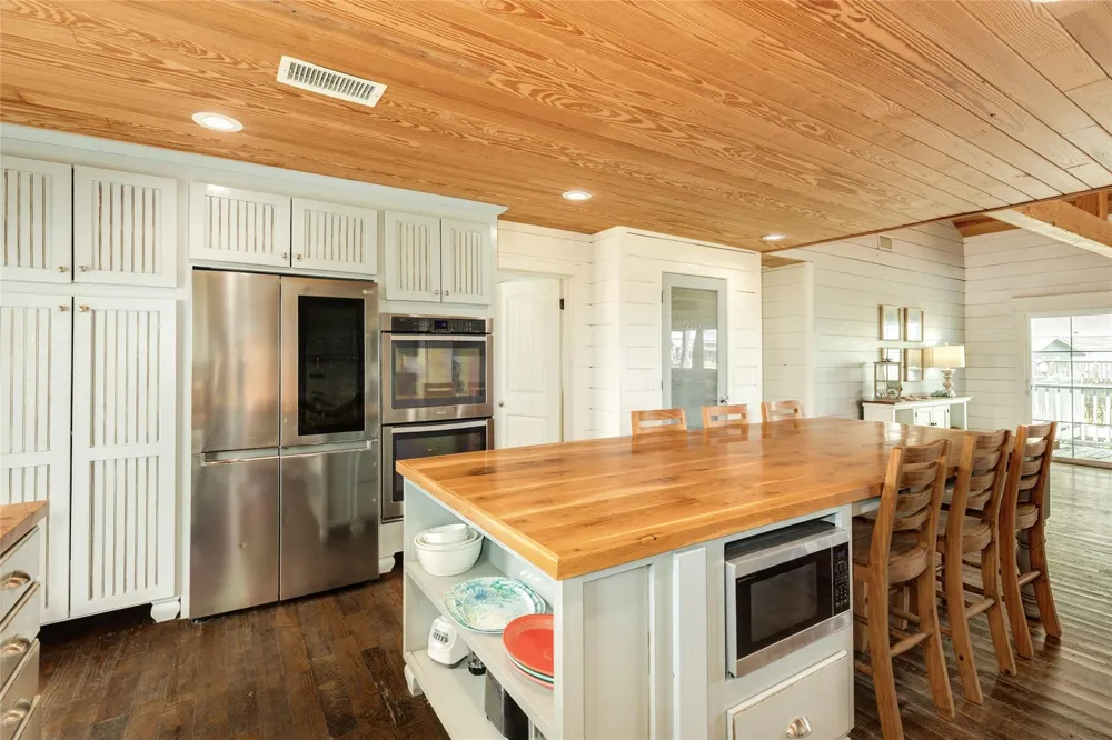202 Schooner Drive Freeport, TX 77541