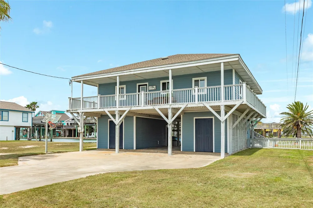 202 Schooner Drive Freeport, TX 77541