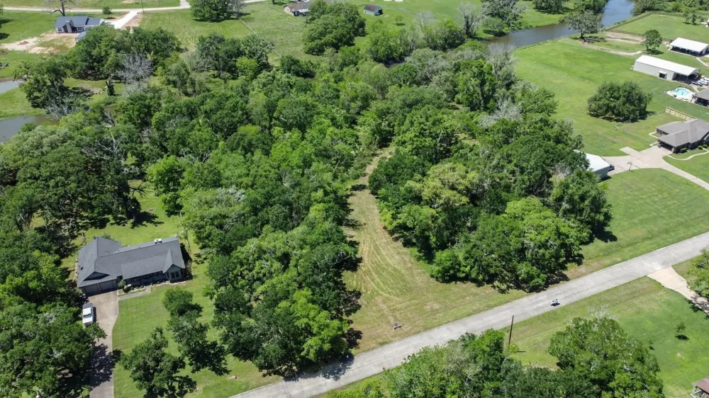 1126 Bronco Trail Angleton, TX 77515