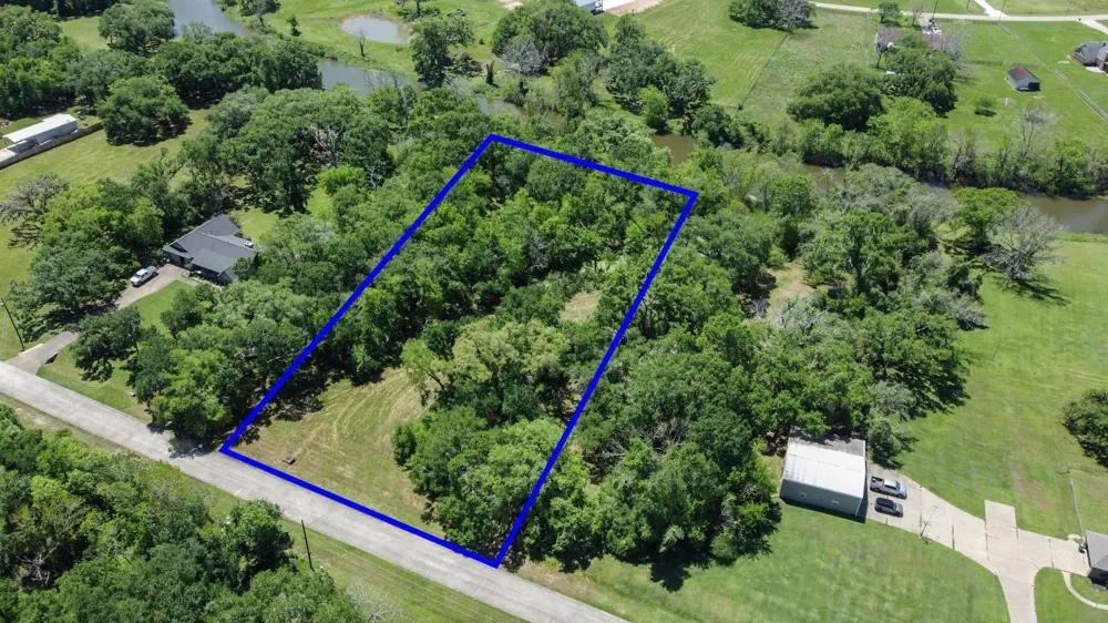 1126 Bronco Trail Angleton, TX 77515