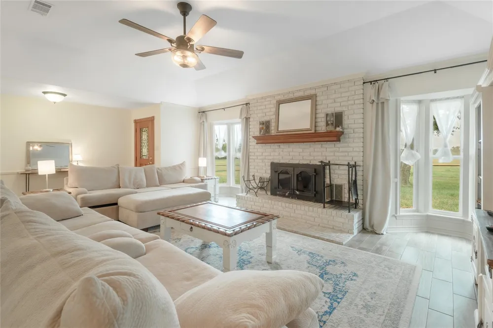 758 Wire Road Huntsville, TX 77320