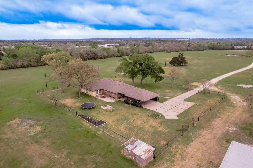 758 Wire Road Huntsville, TX 77320