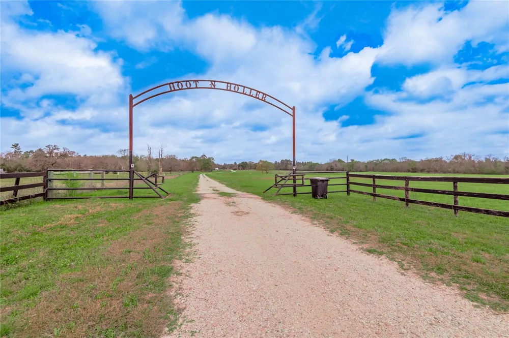 758 Wire Road Huntsville, TX 77320