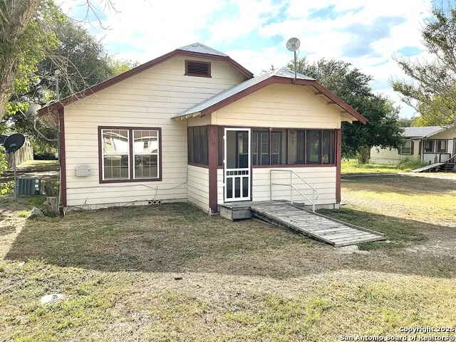 303 milam Pettus, TX 78146