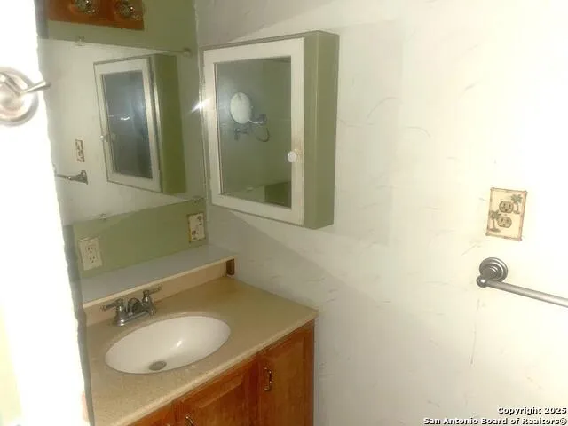 303 milam Pettus, TX 78146