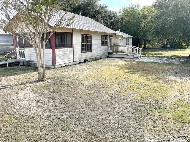 303 milam Pettus, TX 78146