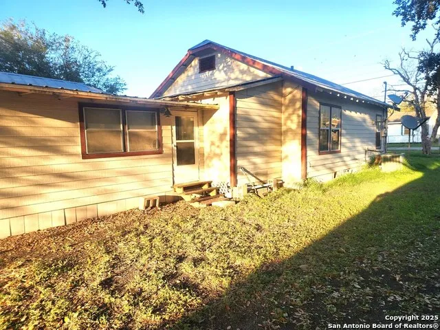 303 milam Pettus, TX 78146