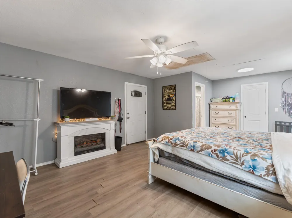 496 James Street Clute, TX 77531
