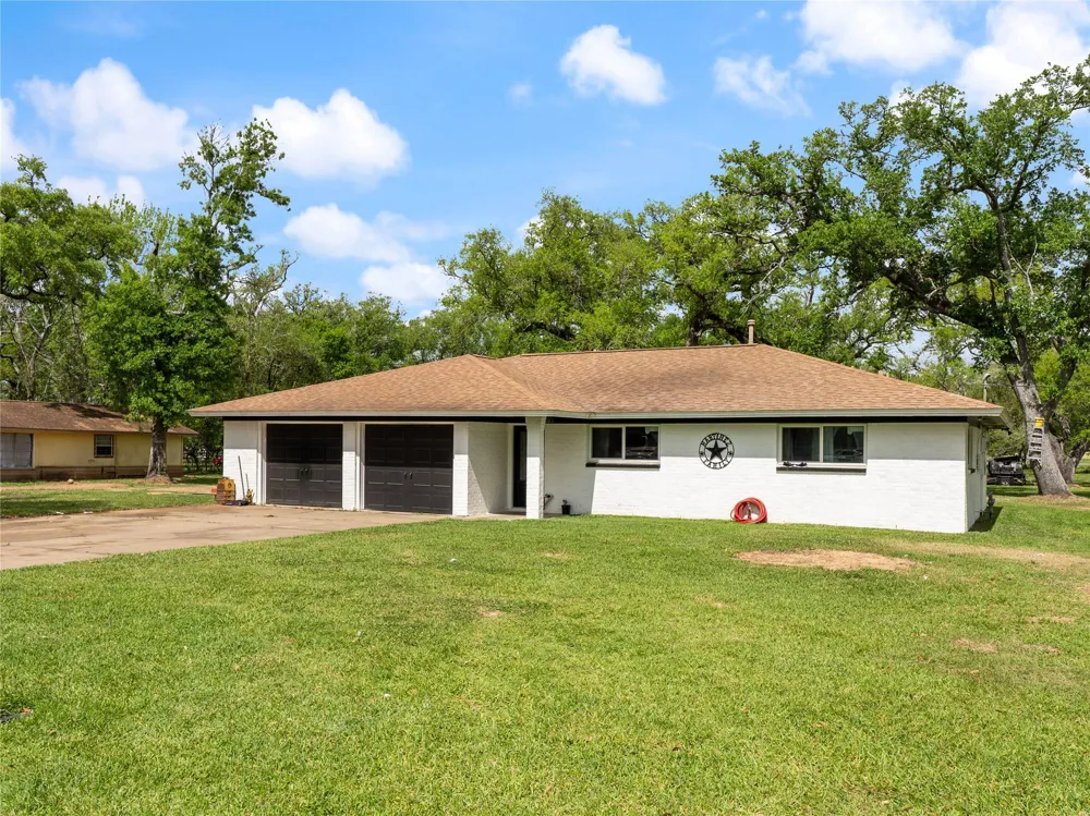496 James Street Clute, TX 77531